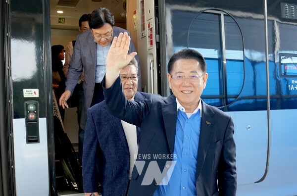 김영록 전라남도지사가 10일 오후 오는 9월 개통 예정인 전남 남해선 '목포~보성' 구간의 영업시운전 마지막 역인 신보성역에 도착, 손을 흔들고 있다.