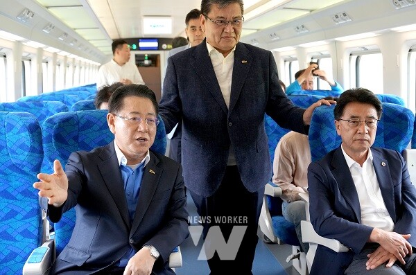 김영록 전라남도지사가 10일 오후 오는 9월 개통 예정인 전남 남해선 '목포~보성' 구간의 영업시운전 열차에서 관계자와 현황에 대한 설명을 들으며 이야기를 하고 있다.