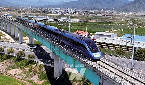 전남 남해선 '목포~보성' 구간의 강진군·읍 강진고가를 종합시운행하고 있는 KTX 이음 EUM.