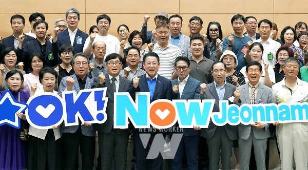 김영록 전라남도지사가 10일 도청 왕인실에서 열린 ‘2025년 상반기 전라남도 도민평가단 정기회’에 참석해 도민평가단과 기념촬영을 하고 있다.