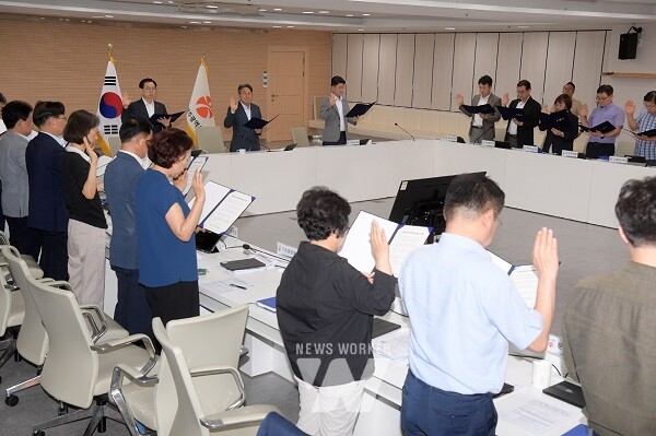강기정 광주광역시장이 10일 오후 시청 중회의실에서 열린 ‘제2차 광주 청렴수호 대책회의’에 참석해 간부공무원들과 함께 반부패·청렴 선언을 하고 있다. /광주광역시 제공