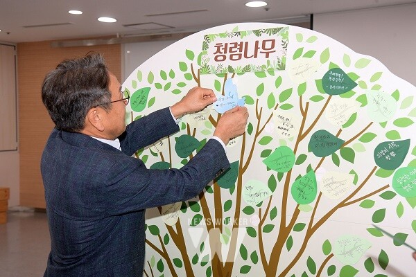 강기정 광주광역시장이 10일 오후 시청 중회의실에서 열린 ‘제2차 광주 청렴수호 대책회의’에 참석해 간부공무원들과 함께 청렴나무에 청렴메시지 부착 퍼포먼스를 하고 있다. /광주광역시 제공