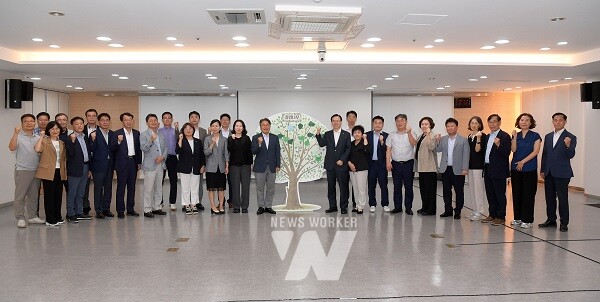 강기정 광주광역시장이 10일 오후 시청 중회의실에서 열린 ‘제2차 광주 청렴수호 대책회의’에 참석해 간부공무원들과 함께 청렴나무에 청렴메시지 부착 퍼포먼스를 한 후 기념촬영을 하고 있다. /광주광역시 제공