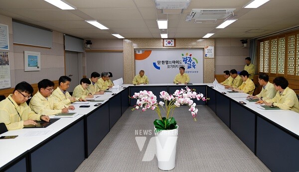 이정선 광주광역시교육감(가운데 오른쪽)이 10일 본청 상황실에서 진행한 ‘폭염 예방·대응 상황회의’를 진행하고 있다. / 광주광역시교육청 제공