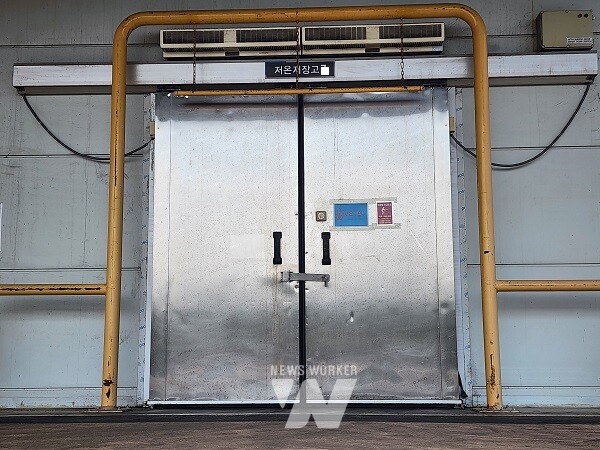 노후화된 도어 고무 패킹과 냉기 누수 저온 창고/ 지안물산 제공