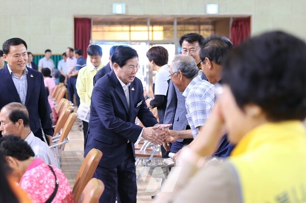 공영민 군수가 7월 10일 흥양농협 ‘농촌왕진버스’ 의료서비스 현장을 방문해 참여한 조합원들과 인사를 나누며 폭염 속에서도 건강 관리를 당부하고 있다.