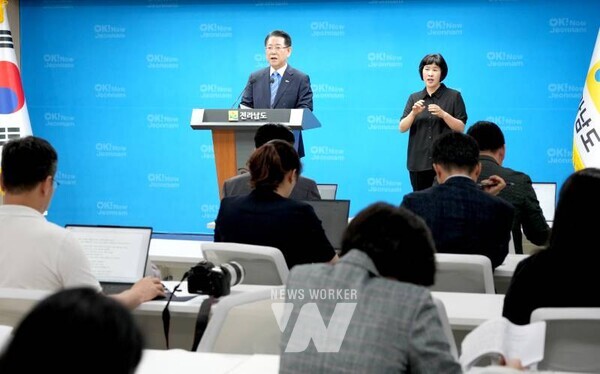 김영록 전라남도지사가 11일 도청 브리핑룸에서 이재명 정부의 획기적 RE100 산업단지 정책에 대한 환영문을 발표하고 있다.