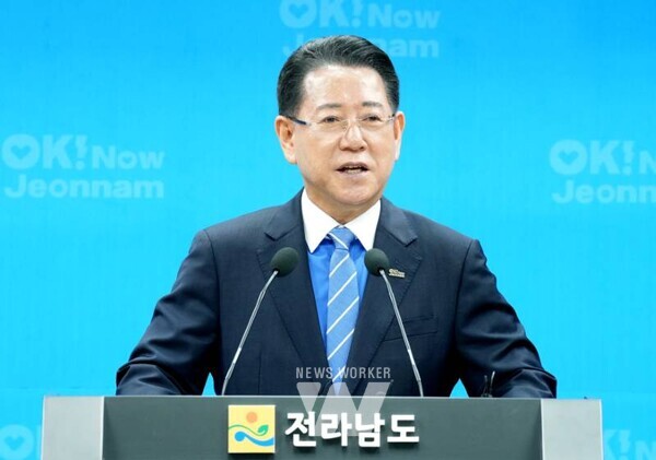 김영록 전라남도지사가 11일 도청 브리핑룸에서 이재명 정부의 획기적 RE100 산업단지 정책에 대한 환영문을 발표하고 있다.