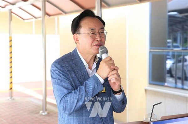 나주시가 나주시장애인연합회관에서 특별교통수단(장애인콜택시) 전달식을 개최했다(사진제공-나주시)