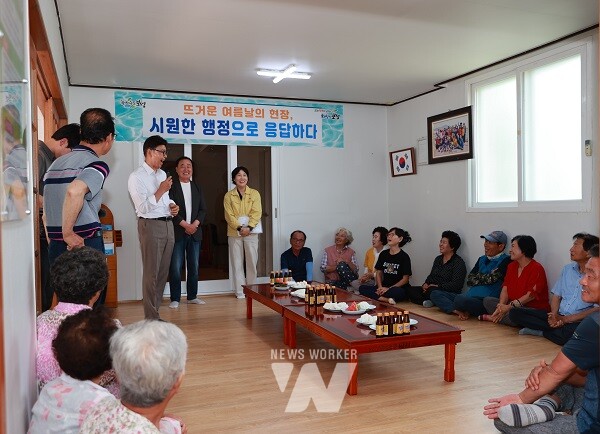 김철우 보성군수가 ‘폭염 대비 민생 현장 방문’으로 무더위 쉼터를 찾아가 직접 점검하고 주민들의 고충을 청취하고 있다.