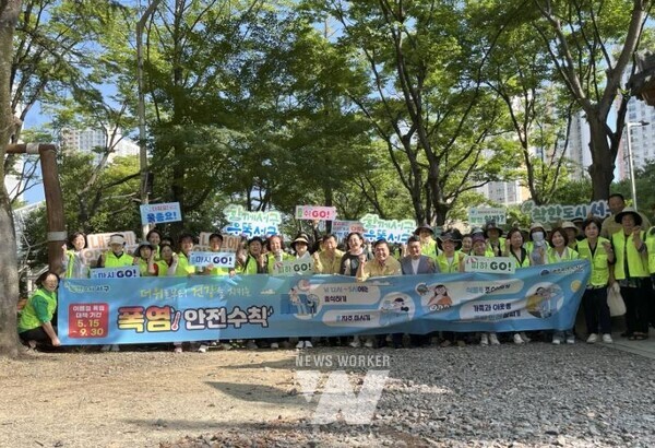 광주시 서구(구청장 김이강)는 11일 안전점검의 날을 맞아 농성역·상무역 등 지역 다중이용시설 일대에서 ‘폭염 대비 온열질환자 예방·대응 캠페인’을 실시했다.