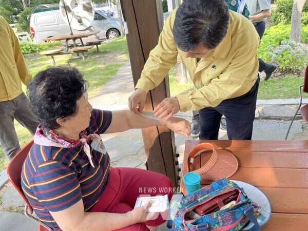 광주시 서구(구청장 김이강)는 11일 안전점검의 날을 맞아 농성역·상무역 등 지역 다중이용시설 일대에서 ‘폭염 대비 온열질환자 예방·대응 캠페인’을 실시했다.