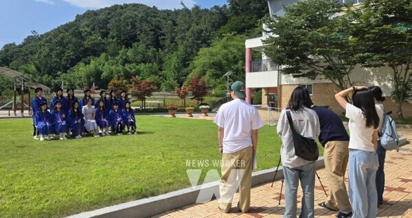 전남대 미디어커뮤니케이션학과 학생들이 11일 광주동초등학교에서 6학년 학생들의 졸업 사진 촬영을 지원하고 있다