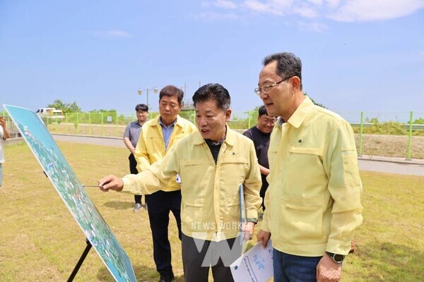 명현관 해남군수는 11일, 짧은 장마로 인한 때 이른 폭염과 가뭄이 발생할 것으로 우려됨에 따라 멸구류 및 가뭄 피해 우려 현장을 방문했다