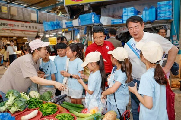 이정선 광주시교육감이 11일 남광주시장에서 진행된 ‘전통시장 체험 교육’에 참여한 광주학강초 학생들과 함께 장을 보고 있다./광주광역시교육청 제공