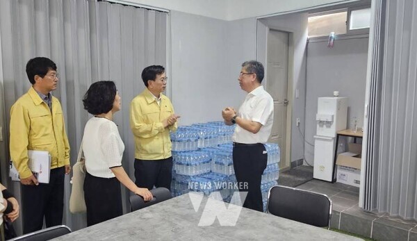 고광완 광주광역시 행정부시장이 11일 동구 계림동 쪽방주민 밀집 지역에 위치한 쪽빛상담소를 찾아 무더위쉼터 운영의 애로사항 등을 청취하고 있다./광주광역시 제공