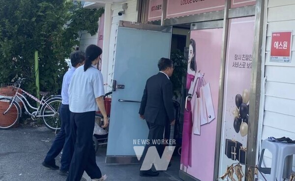 강상구 나주부시장은 11일 방문판매로 인한 피해를 호소하고 있는 상인과 시민 등을 만나 피해 예방 대책 등을 설명하고 있다(사진제공-나주시)