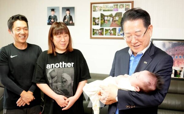 김영록 전라남도지사가 11일 오후 일곱째를 출산해 양육하고 있는 장흥군 장흥읍 다둥이가정을 방문, 격려하고 있다.