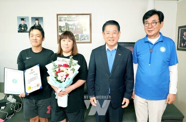 김영록 전라남도지사가 11일 오후 일곱째를 출산해 양육하고 있는 장흥군 장흥읍 다둥이가정을 방문, 표창장을 수여하고 기념촬영을 하고 있다.