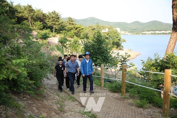 윤병태 나주시장이 나주호 둘레길 조성 현장 점검을 실시하고 있다. (사진제공-나주시)