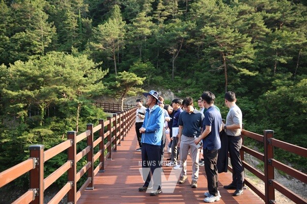 윤병태 나주시장이 나주호 둘레길 조성 현장 점검을 실시하고 있다. (사진제공-나주시)