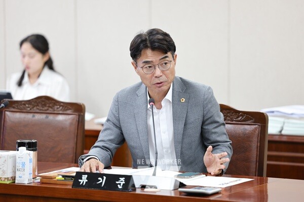 업무보고 질의 중인 류기준 전남도의원.