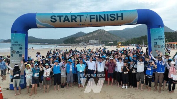 전남 완도군(군수 신우철)이 지난 12일 신지 명사십리에서 개최한 ‘2025년 해양치유 완도 전국 맨발 걷기 축제’가 전국 각지에서 1,000여 명이 참가하며 성황리에 마무리됐다.