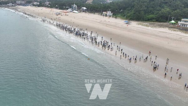 전남 완도군(군수 신우철)이 지난 12일 신지 명사십리에서 개최한 ‘2025년 해양치유 완도 전국 맨발 걷기 축제’가 전국 각지에서 1,000여 명이 참가하며 성황리에 마무리됐다.