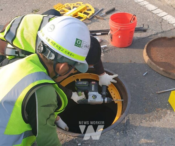 광주시 광산구(구청장 박병규)는 여름철 안전 기반을 강화하기 위해 침수우려지역을 중심으로 맨홀 추락 방지 시설 확대, 빗물받이 정비 등에 나선다
