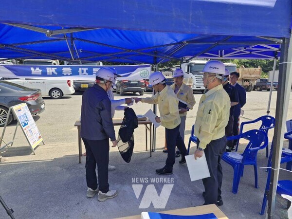 전남 고흥군(군수 공영민)은 폭염 장기화에 따라 지난 11일 건설 현장과 무더위 쉼터 등 폭염 취약 시설을 대상으로 현장점검을 실시했다