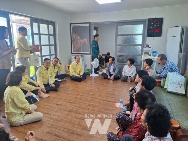 전남 고흥군(군수 공영민)은 폭염 장기화에 따라 지난 11일 건설 현장과 무더위 쉼터 등 폭염 취약 시설을 대상으로 현장점검을 실시했다