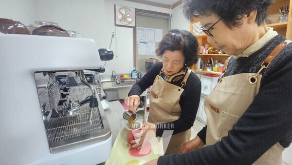 노인일자리 공동체사업단- 고흥시니어클럽 은빛카페 커피 제조
