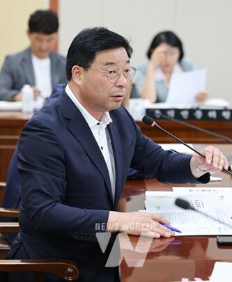 신민호 의원(더불어민주당, 순천6)이 지난 11일 관광체육국 업무보고에서 질의를 하고 있다.