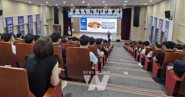 전라남도는 14일 동부청사 이순신강당에서 ‘제286회 전남포럼’을 열어 전남 식품 중소기업의 수출 확대를 위한 전략적 방안을 모색했다.