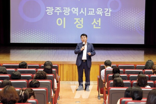 이정선 광주시교육감이 14일 광주시교육청독립운동기념회관에서 진행된 ‘광주 학부모 독서 정책 간담회’에서 행사 시작 전 인사말을 하고 있다. / 광주광역시교육청 제공
