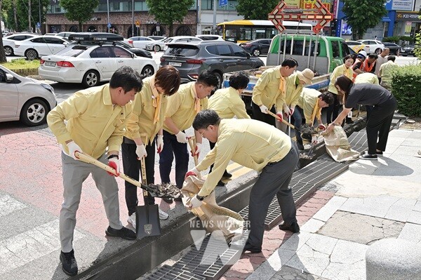 서구의회 배수로 정비 봉사활동