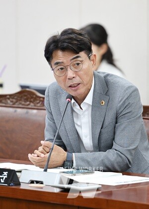 업무보고 질의 중인 류기준 전남도의원.