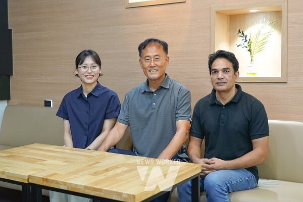 왼쪽부터 전기전자컴퓨터공학과 최영인 학생, 이흥노 교수, 데이비드 사뮤엘 바티(David S. Bhatti) 연구원