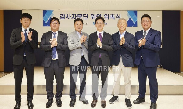 지난 14일 서울 중구 기업은행 본점에서 열린 감사자문단 위원 위촉식에서 (왼쪽부터) 이상목 법무법인 와이케이 변호사, 김정현 법무법인 세종 수석전문위원, 이종운 서강대학교 초빙교수, 전병목 IBK기업은행 감사, 최준묵 한국CIA위원회 위원장, 정성욱 김&장 법률사무소 변호사가 기념촬영을 하고 있는 모습