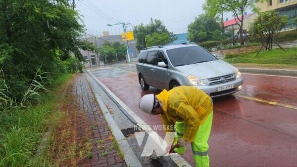 전남 영암군(군수 우승희)이 집중호우와 폭염에 대응해 영암군민의 피해 최소화를 위한 다양한 조치를 시행하고 있다.
