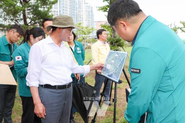 정인화 시장은 지난 14일 ‘7월 중 제2차 현장 소통의 날’을 맞아 별빛캠핑장과 배알도 수변 히어로즈 파크 조성사업 현장을 점검하고, ‘중마동 시민과의 대화’에서 건의된 현장을 시민과 함께 방문했다.
