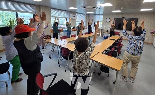 나주시치매안심센터 전문인력이 맞춤형 치매예방교실 프로그램을 운영하고 있다. (사진제공-나주시)