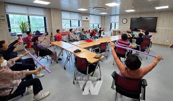 나주시치매안심센터 전문인력이 맞춤형 치매예방교실 프로그램을 운영하고 있다. (사진제공-나주시)