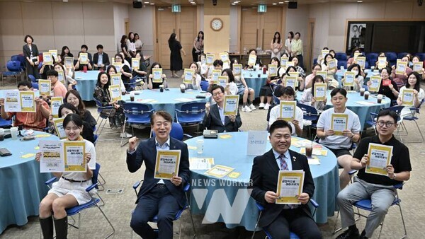 김이강 광주 서구청장이 15일 서구청 들불홀에서 열린 아동권리 부모교육 '긍정적으로 아이키우기'에서 참석자들과 기념촬영을 하고 있다. 광주 서구 제공