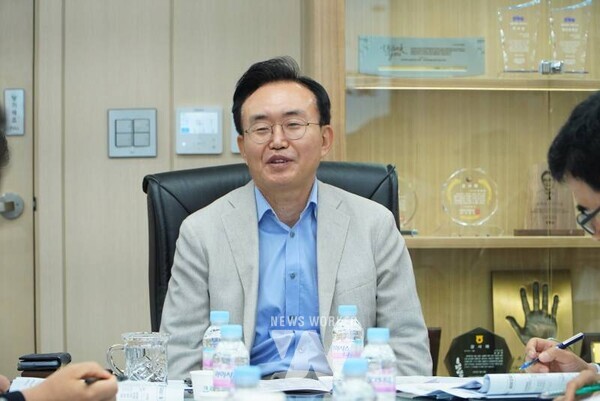 윤병태 시장이 혁신도시 복합시설 추진상황 보고회를 주재하고 있다.(사진제공-나주시)