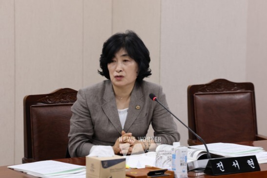 전서현 의원, 2025년도 전남개발공사 소관 업무보고에 대해 질의하고 있다