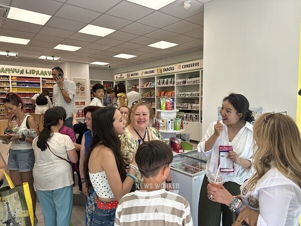 파우치 음료를 시식하고 매장을 둘러보는 유럽 현지 소비자