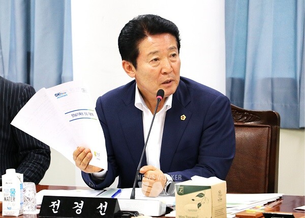 제392회 임시회 제1차 기획행정위원회 기획조정실 업무보고(14일)에서 전경선 의원이 집행부를 향해 질의를 하고 있다.