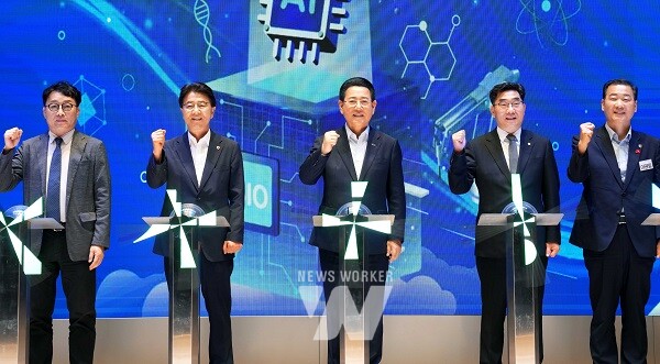 김영록 전라남도지사가 15일 전남동부청사 이순신강당에서 열린 ‘전남형 청년창업사관학교 입교식’에 참석, 주요 내빈과 퍼포먼스를 하고 있다.