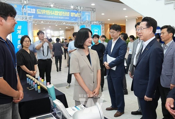 김영록 전라남도지사가 15일 전남동부청사 이순신강당에서 열린 ‘전남형 청년창업사관학교 입교식’에 참석, 부스를 둘러보고 있다.